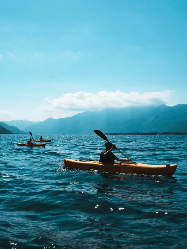 Canoa sul lago, con le montagne dietro