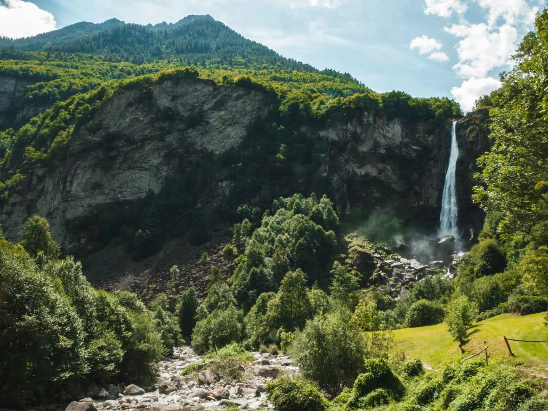 Valle con bosco e cascata