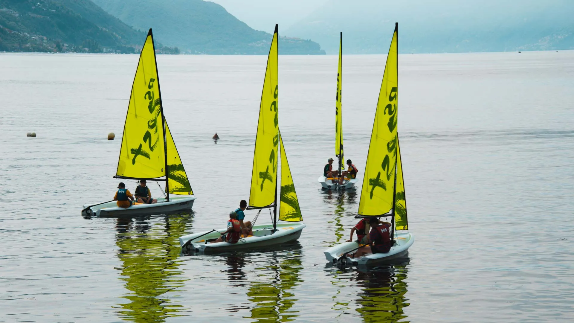 Derive con le vele gialle sul Lago Maggiore
